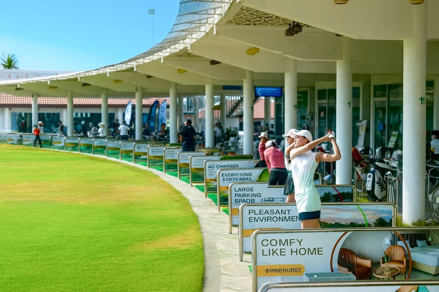 สนามไดรฟ์สองชั้น Pinehurst Golf Club