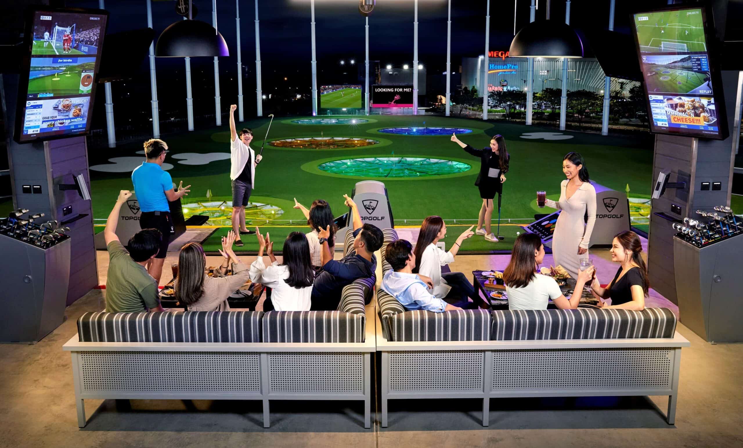 เบย์และสนามของ Topgolf Megacity ในช่วงค่ำ